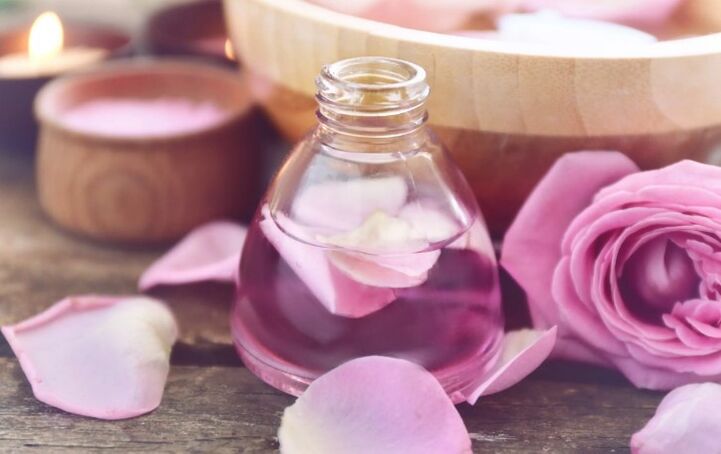 Lotion gikan sa rosas nga mga petals