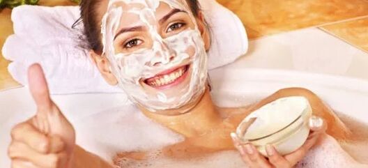 Pag-atubang sa mga Mask nga adunay sour cream o cream